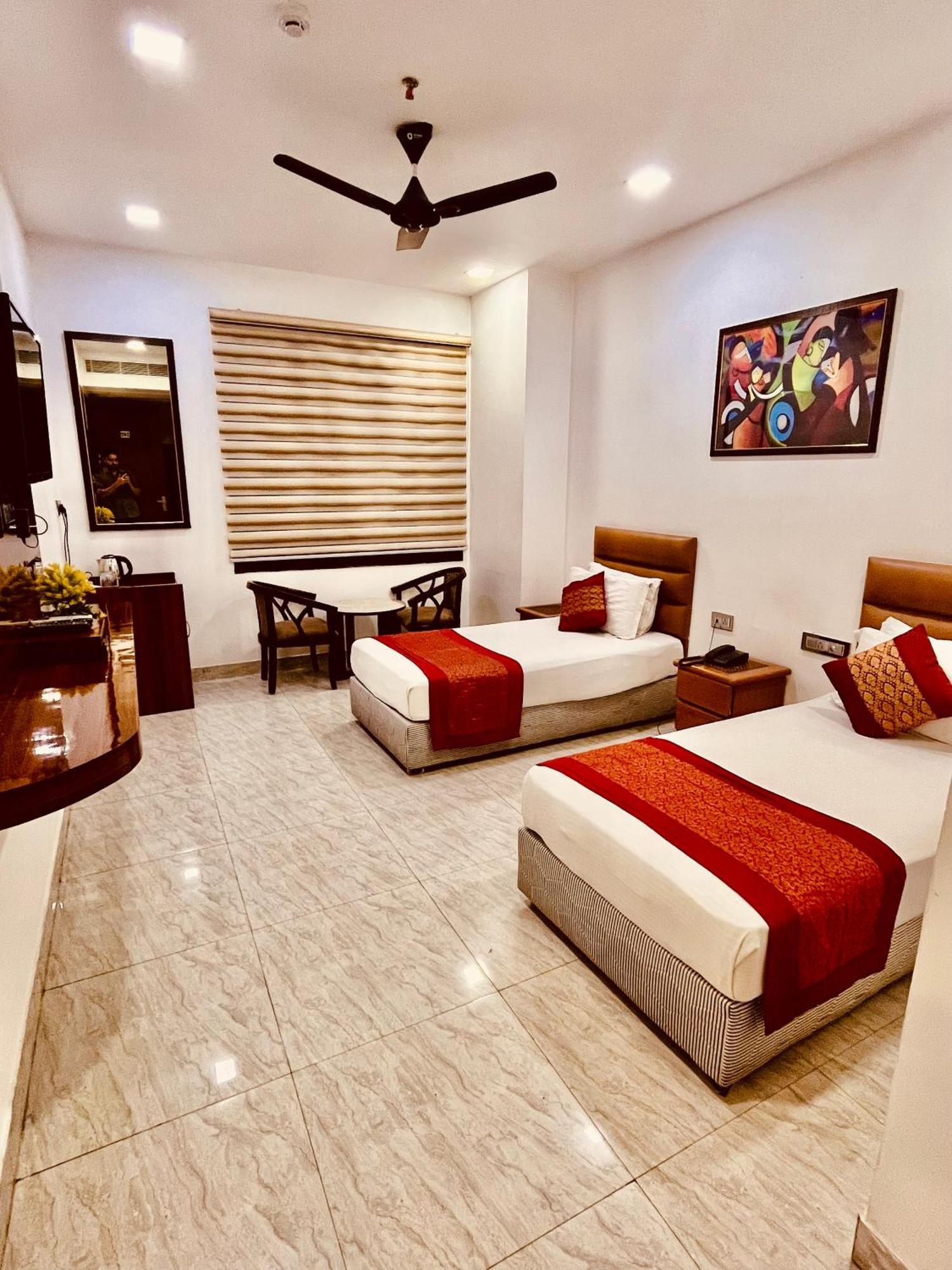 Amora Rooms Dwarka New Delhi Bagian luar foto