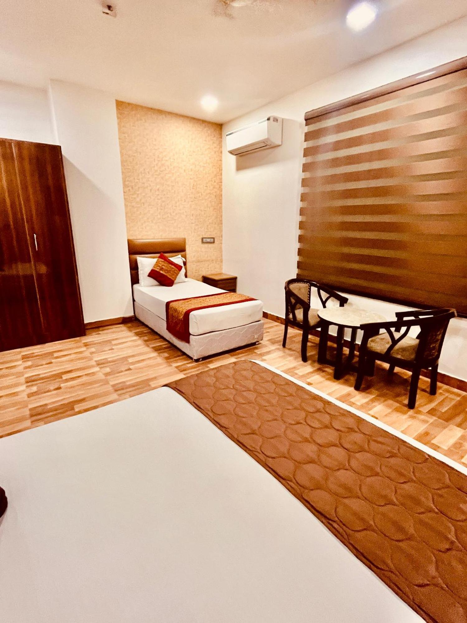 Amora Rooms Dwarka New Delhi Bagian luar foto