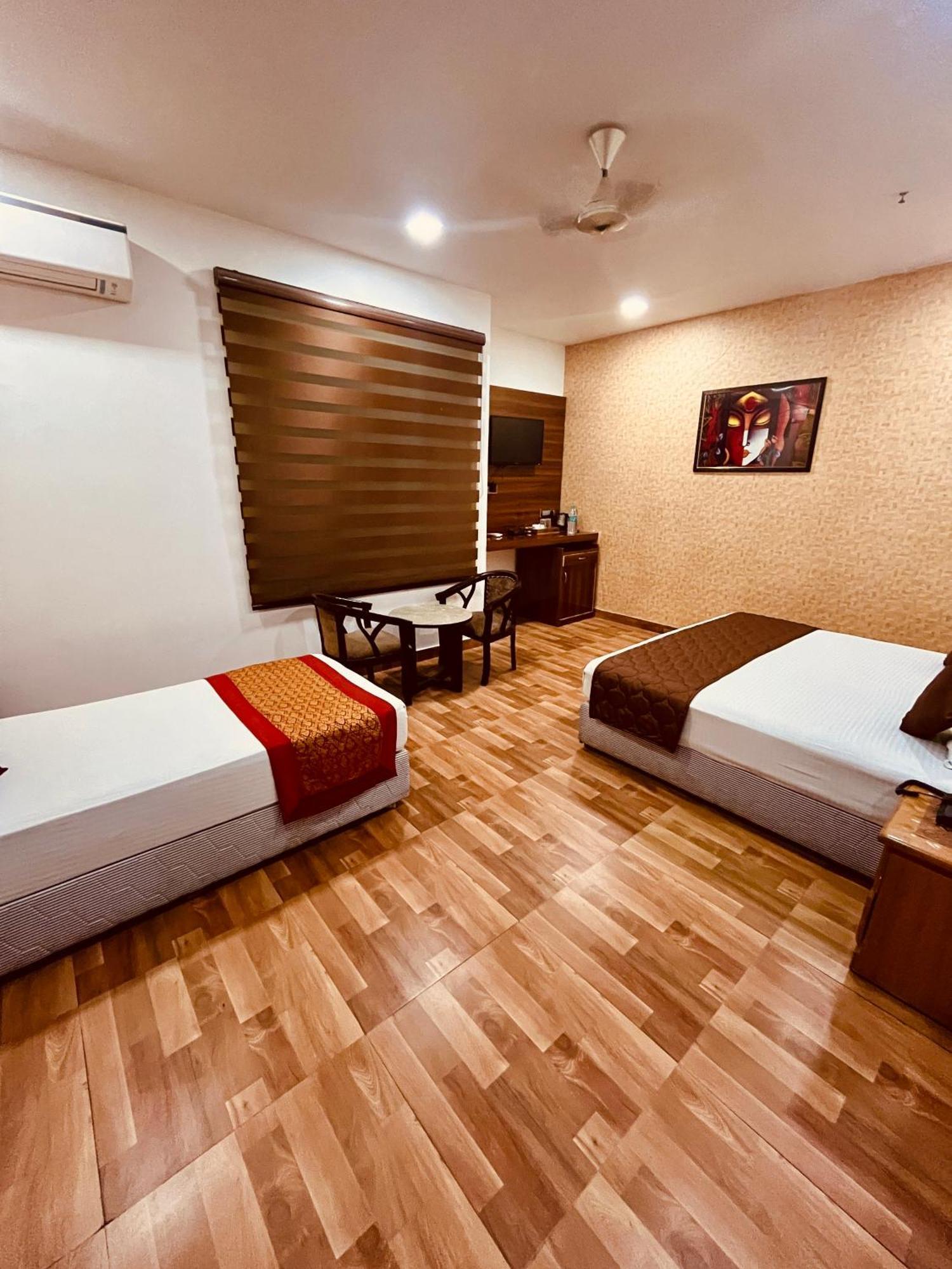 Amora Rooms Dwarka New Delhi Bagian luar foto